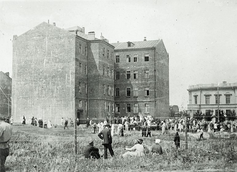 Червень 1919-го: харківці спостерігають за розкопками в концтаборі на Чайковській. Фото з бібліотеки Конгресу США