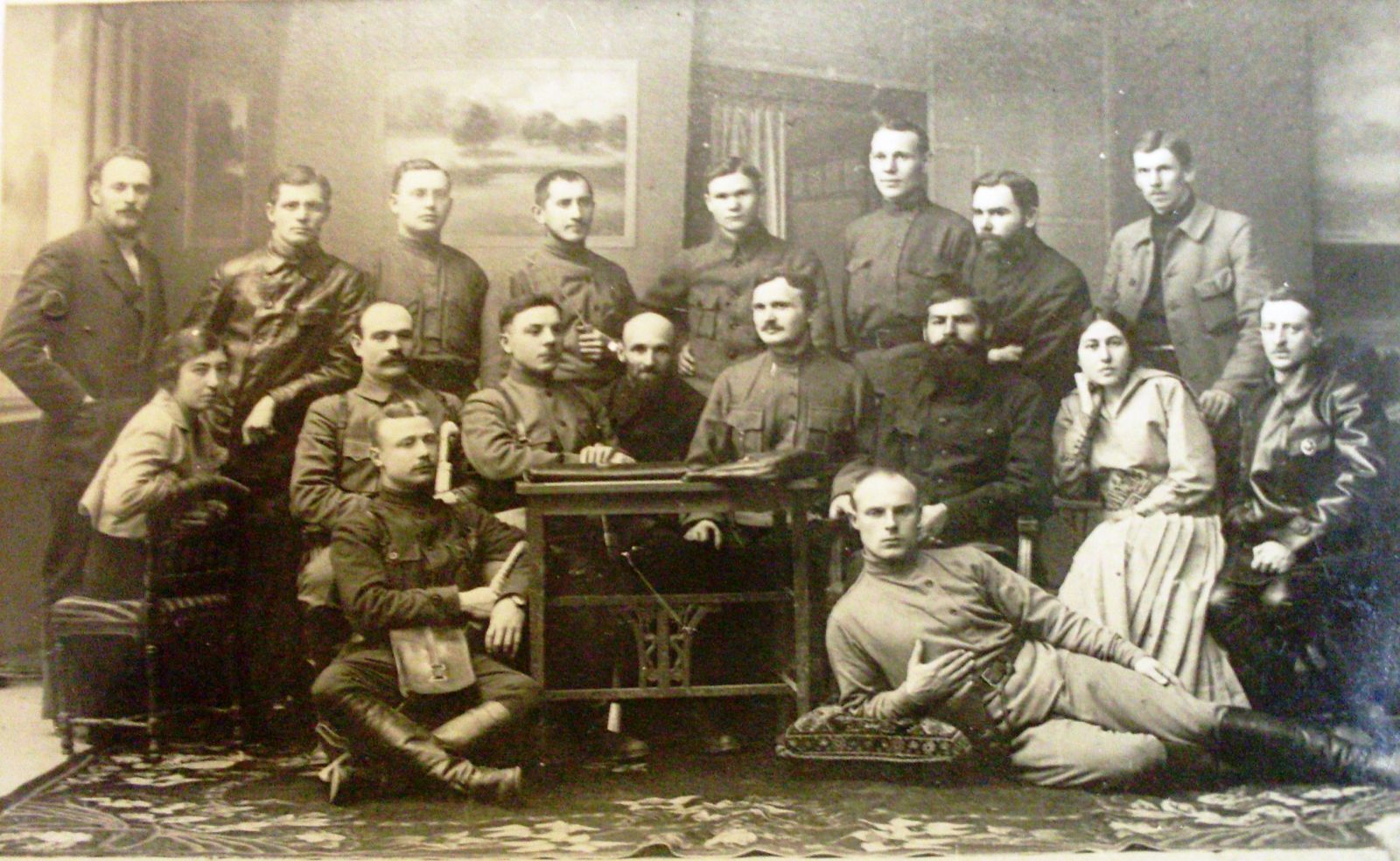 1919 рік: комендант Харкова Якимович серед керівництва Радянської України. Сидить з планшетом