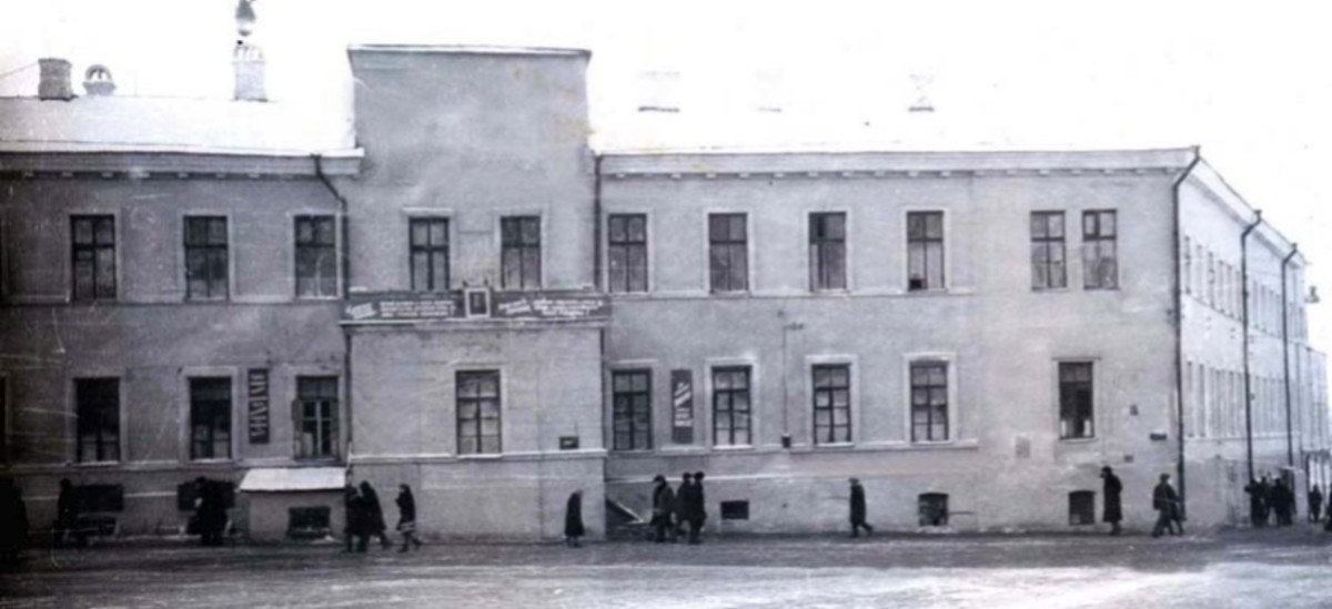 У 1918-му тут перебувало міське управління міліції. Будинок знесений під час спорудження ст. метро «Історичний музей»