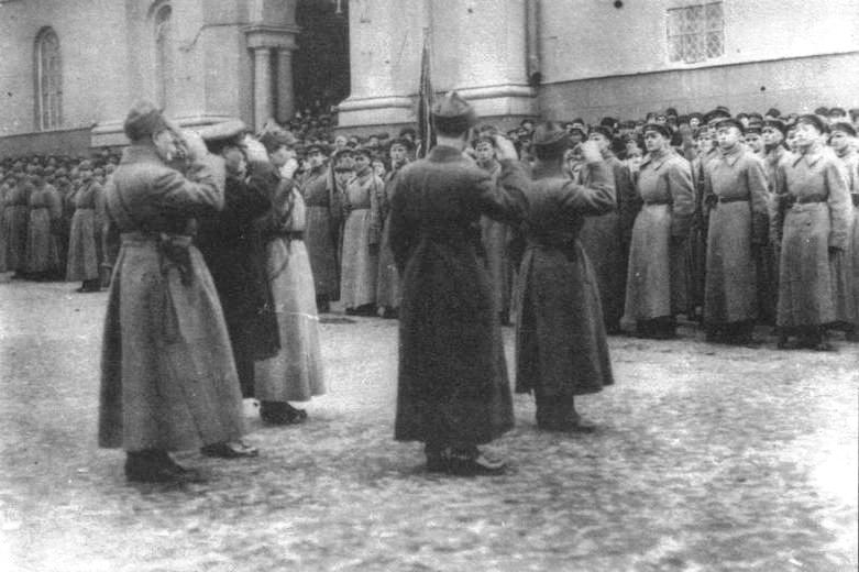 Старе сусідить з новим: під Успенським собором вишикувався полк військ ДПУ, 1927 рік