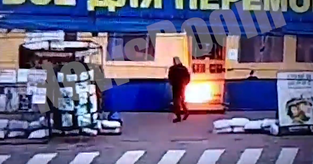 Момент підпалу 20 травня зафіксували камери відеонагляду. Скріншот відео: Newsroom Kharkov/YouTube