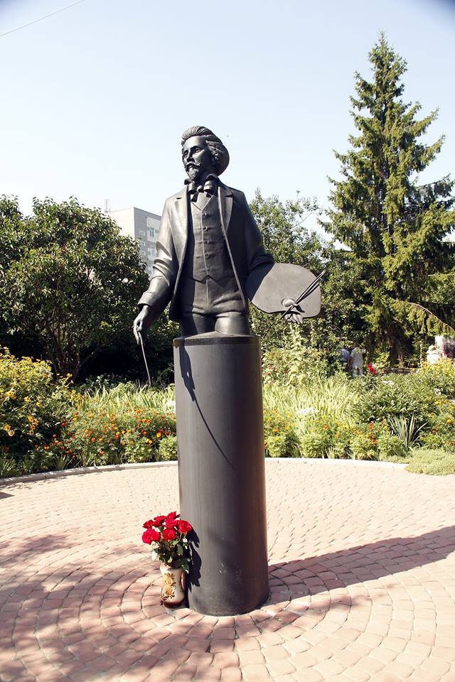 Пам'ятник Рєпіну на подвір'ї дому-музею у Чугуєві. Фото: repin.in.ua