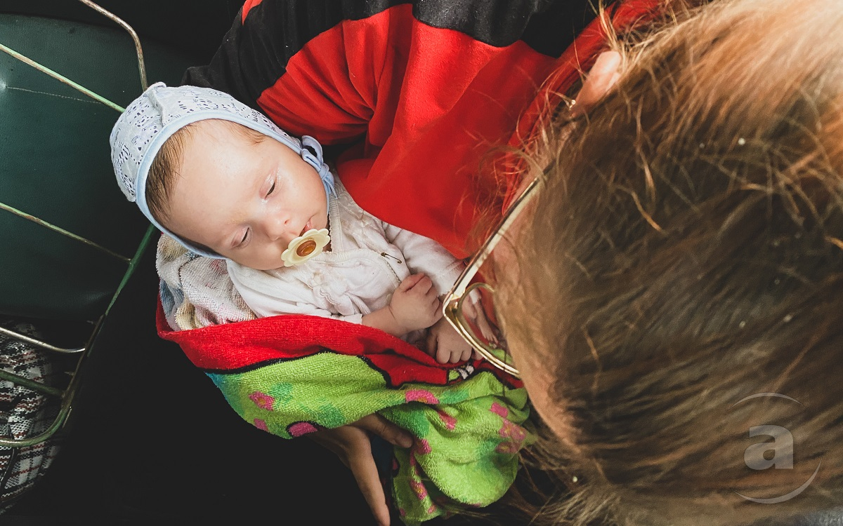 Двомісячна дитина на руках у Наталії. Жінка з тимчасово окупованих Савинців під Балаклією народила сина вдома, допомагала сусідка
