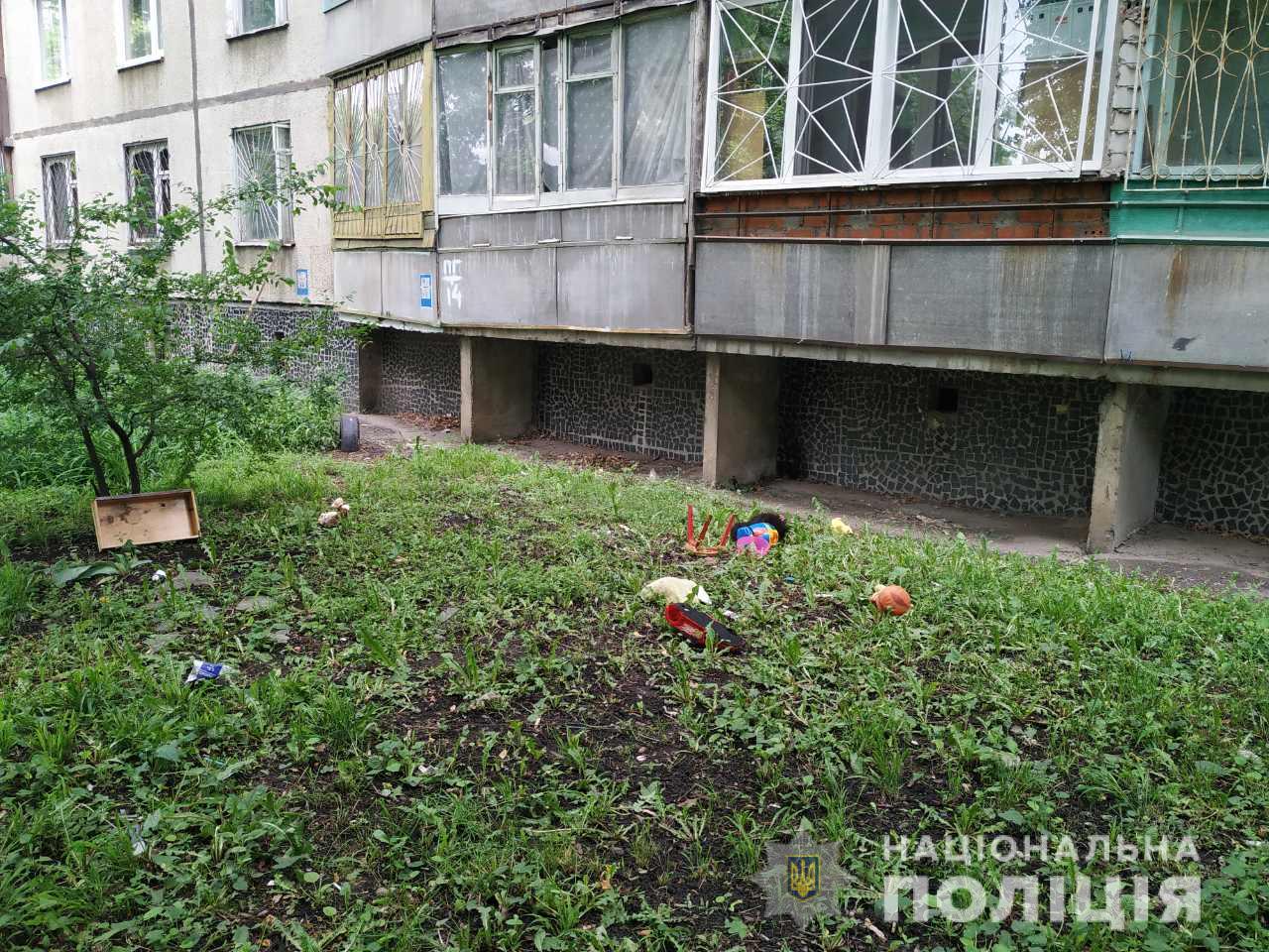 На вулицю дитина випала разом з іграшками