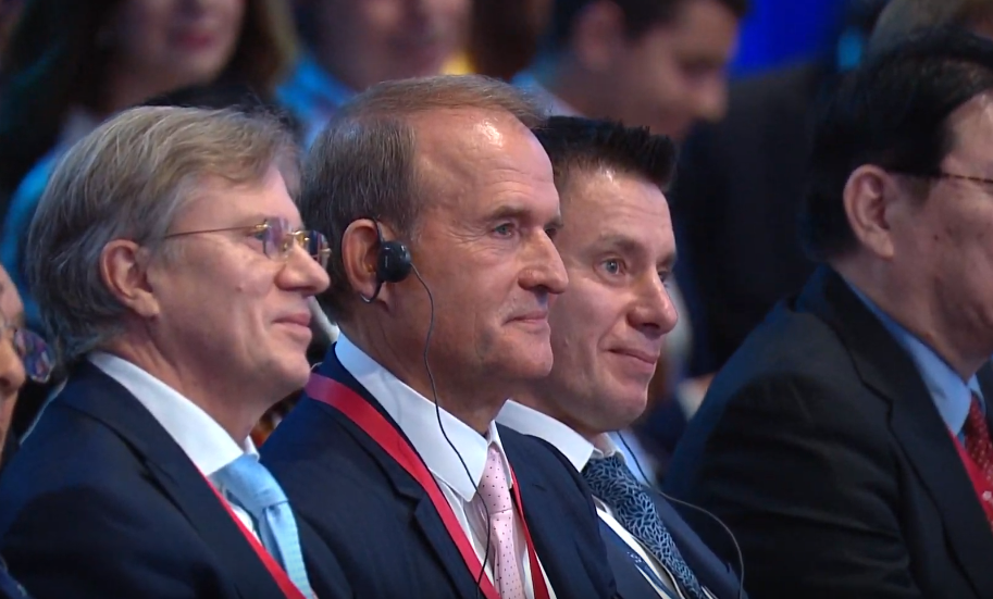 Кум Путіна і народний депутат України Володимир Медведчук на форумі. Скріншот