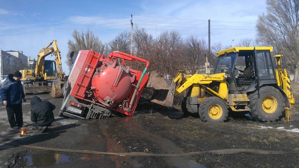 Во время ремонтных работ 1 апреля в Лозовой частично провалился под землю илосос. Фото: facebook.com/trklozova