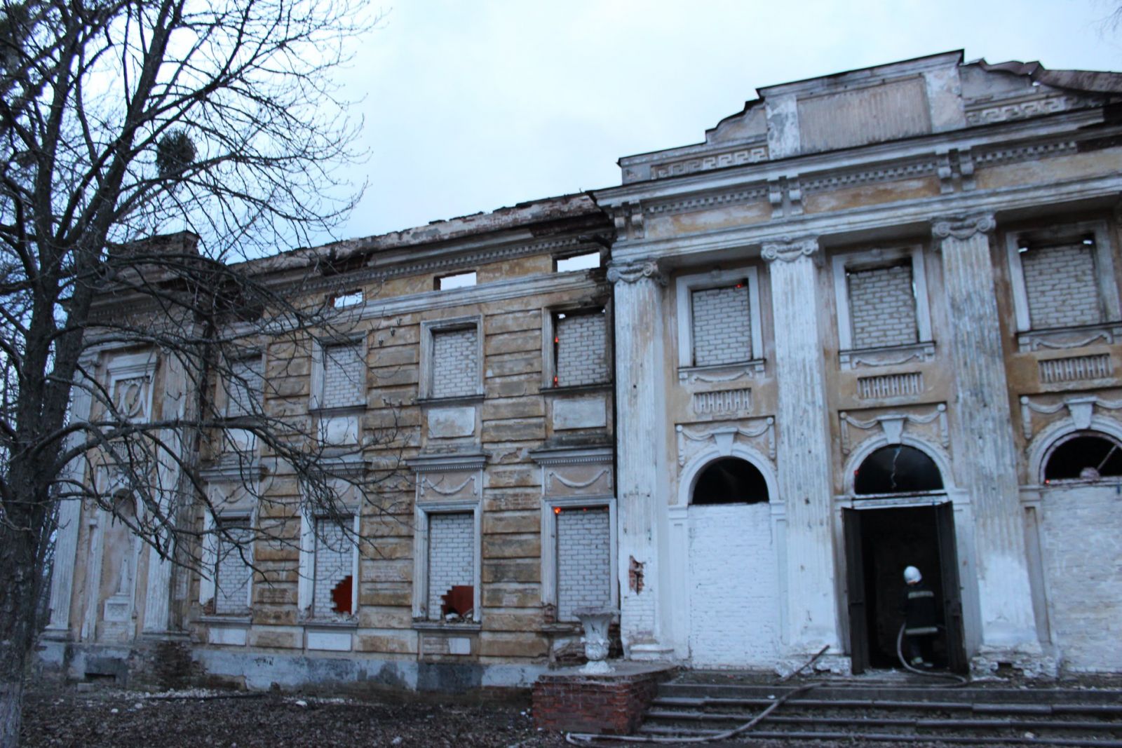 Пожар в усадьбе. Фото Антона Бондарева/Facebook