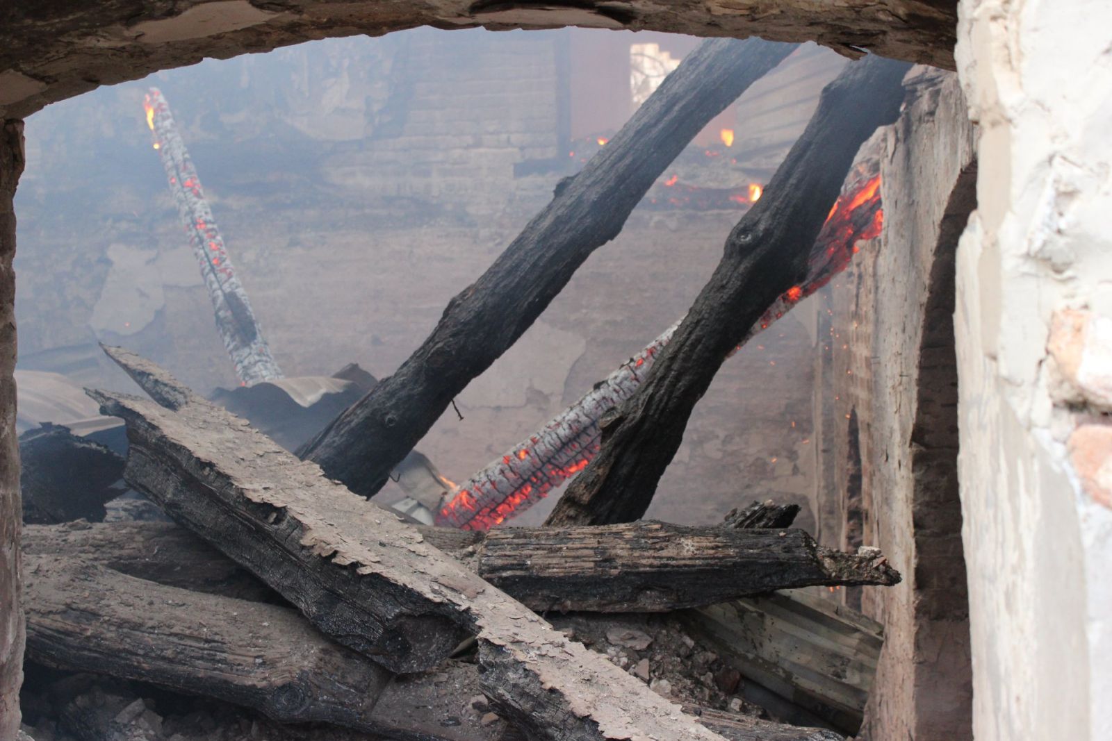 Пожар в усадьбе. Фото Антона Бондарева/Facebook