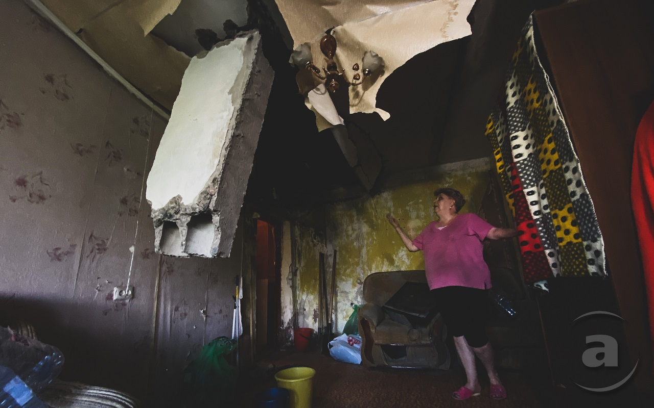 59-річна Тамара Арбакова живе у квартирі з пробитою стелею у мікрорайоні «Східний». У момент обстрілу 26 березня вона з родиною ховалася в укритті