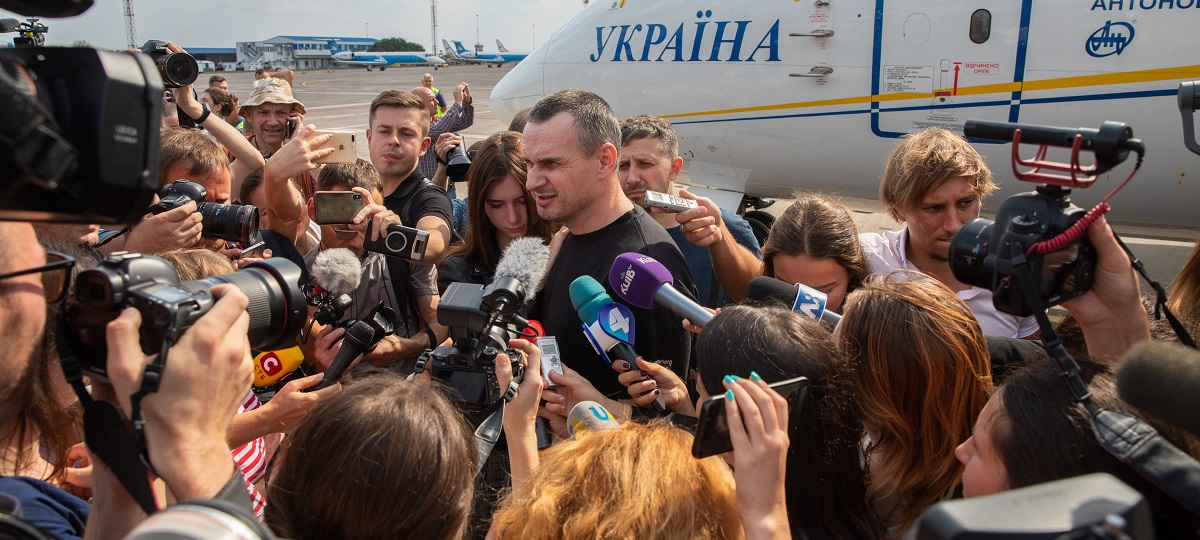 Олег Сенцов в оточенні журналістів в аеропорту «Бориспіль» 7 вересня. Фото пресслужби президента