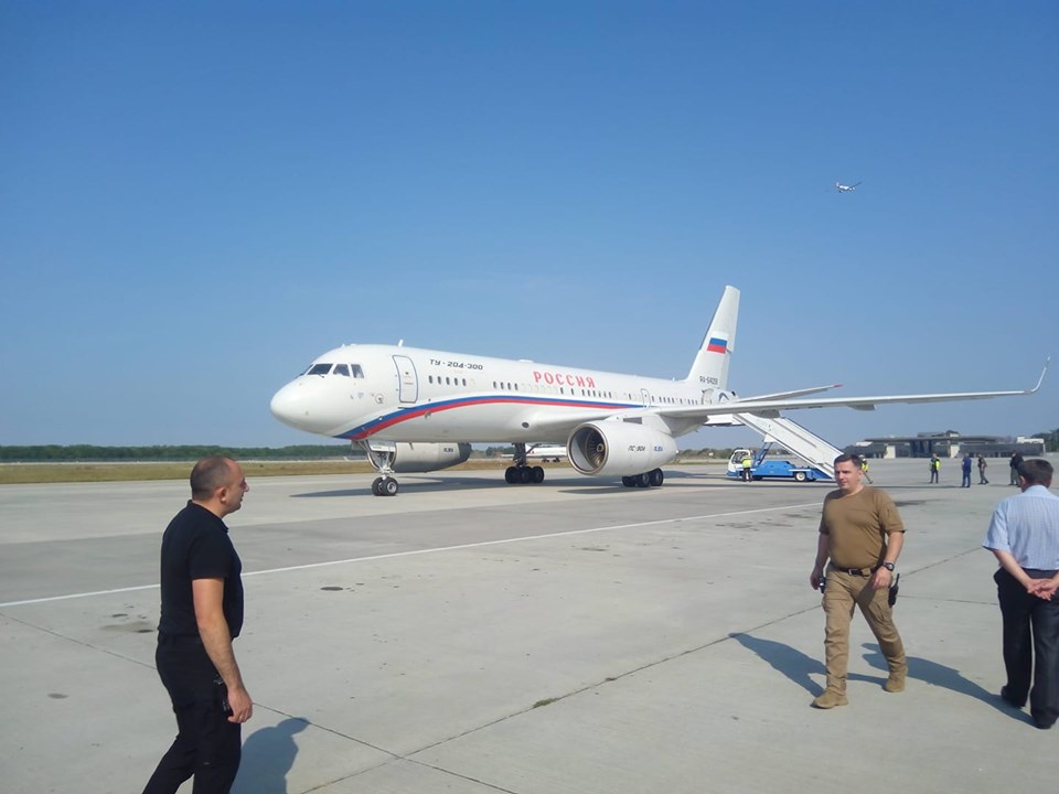 Російський літак, який забрав в Москву утримуваних в Україні громадян. Фото Андрія Цаплієнка