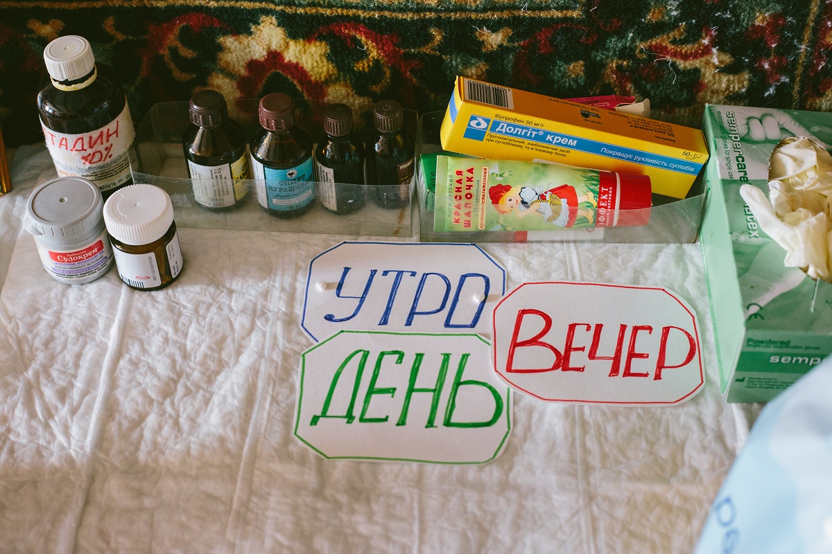 «Иногда приходишь — таблетка может быть на полу», — рассказывает соцработник.
