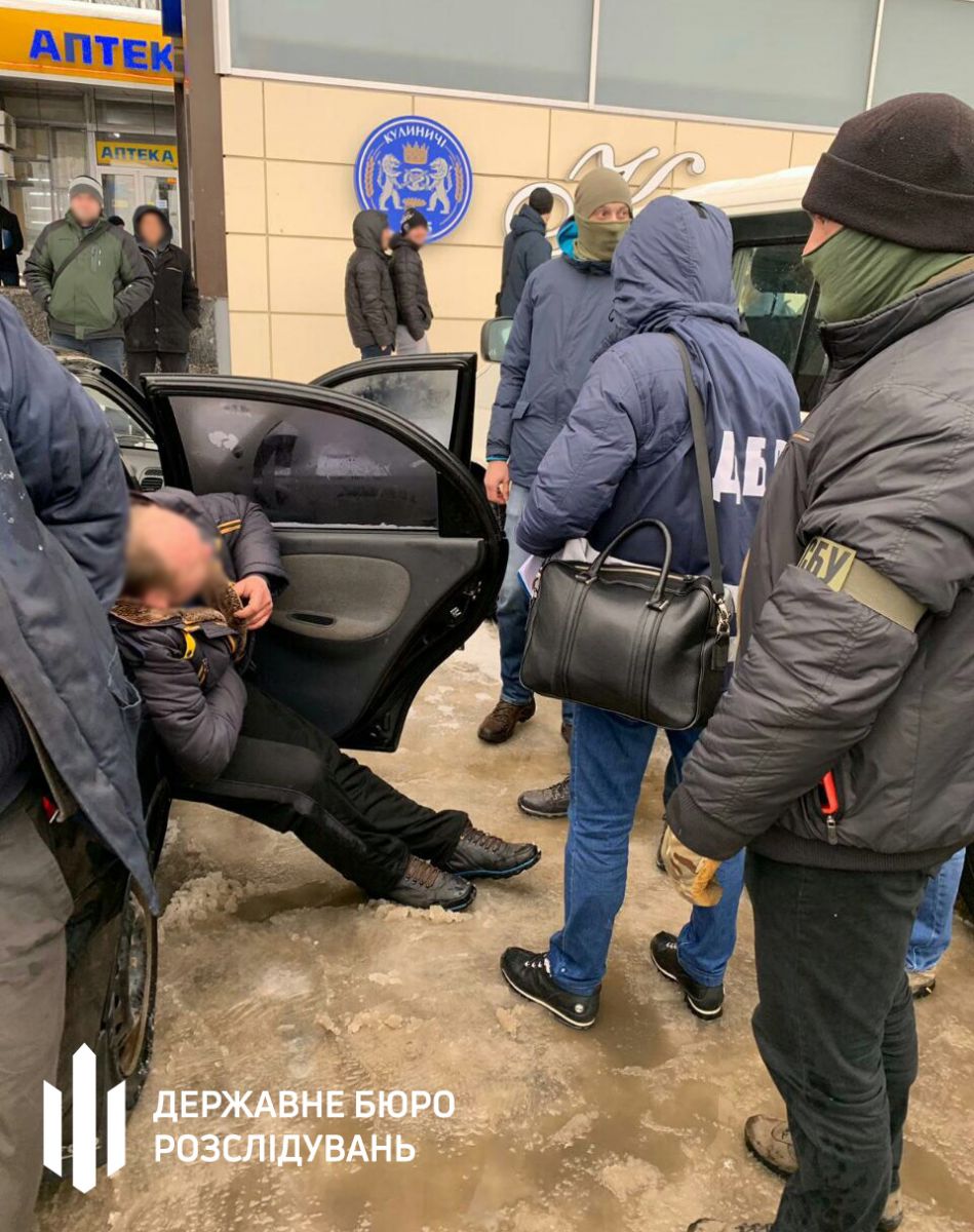 З оперативних фото зрозуміло, що затримання відбувалось біля станції метро «Центральний ринок». Фото: dbr.gov.ua