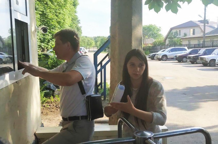 Володимир Рисенко і Мілла Денчик біля відділу поліції 2 червня. Фото: ГО «Світанок»