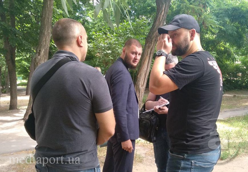 Підозрюваний у справі про напад на Вадима Макарюка Сергій Козлюк (по центру)