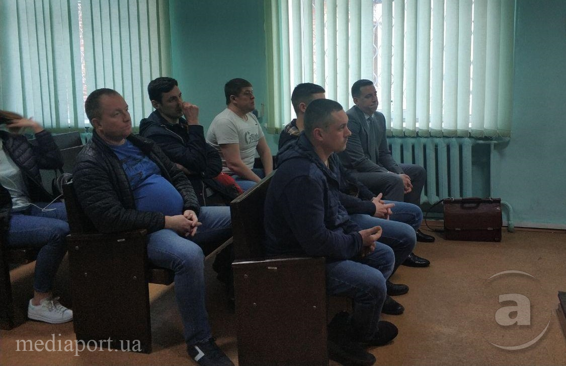 Експоліцейський Роман Золотарьов (у світлій футболці) вперше брав участь у розгляді справи, сидячи у залі, а не під вартою за склом. Його звільнили під домашній арешт 20 лютого