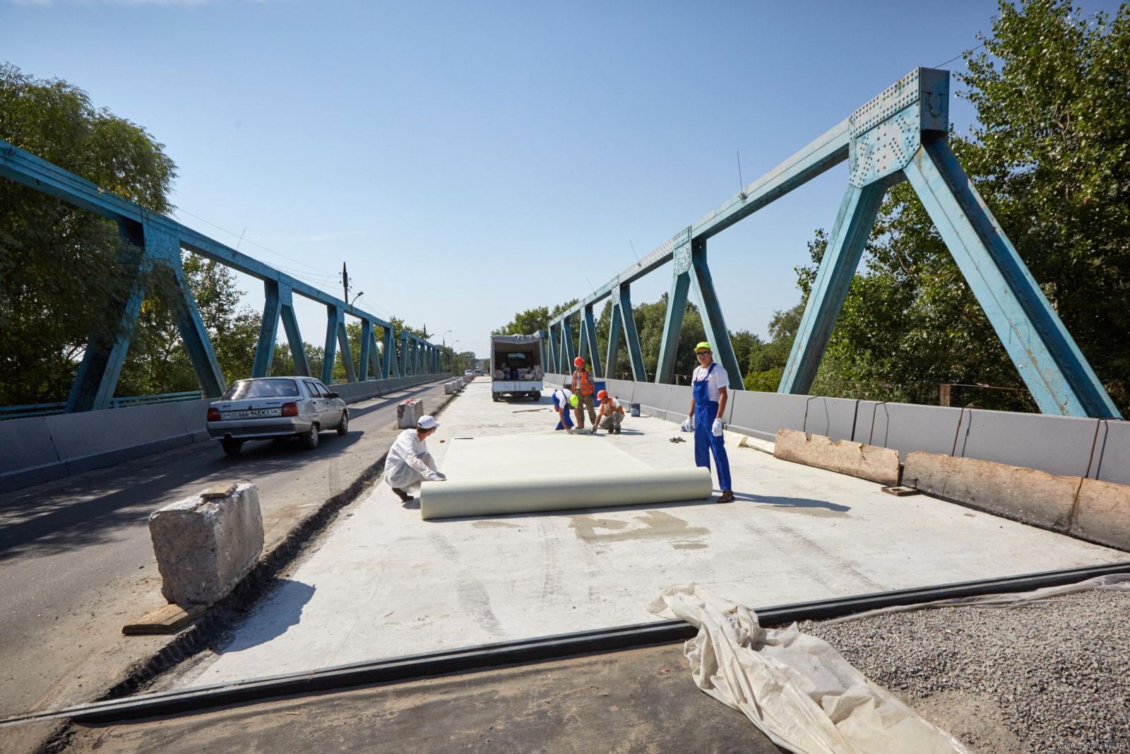 Ремонт моста, а также 10 км с обеих его сторон, финансируют за счёт государственного, районного и городского бюджетов. Фото 10 августа: kharkivoda.gov.ua