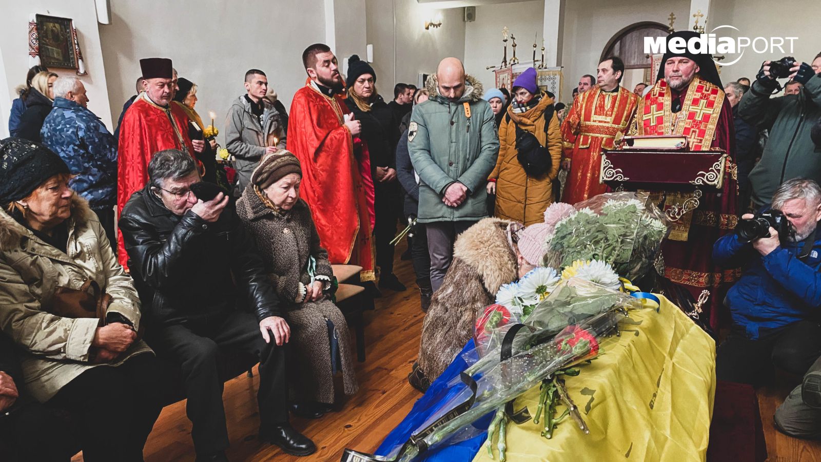 Батьки, син, друзі та знайомі Володимира зібралися у храмі вранці 6 грудня