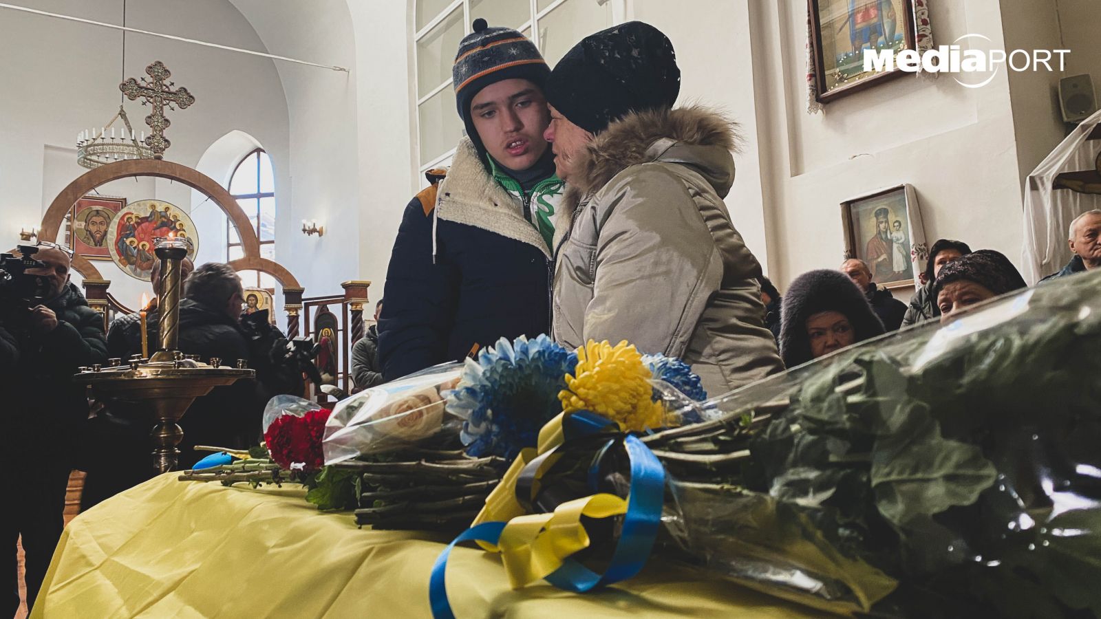 Мати та 14-річний син прощаються з Володимиром Вакуленком