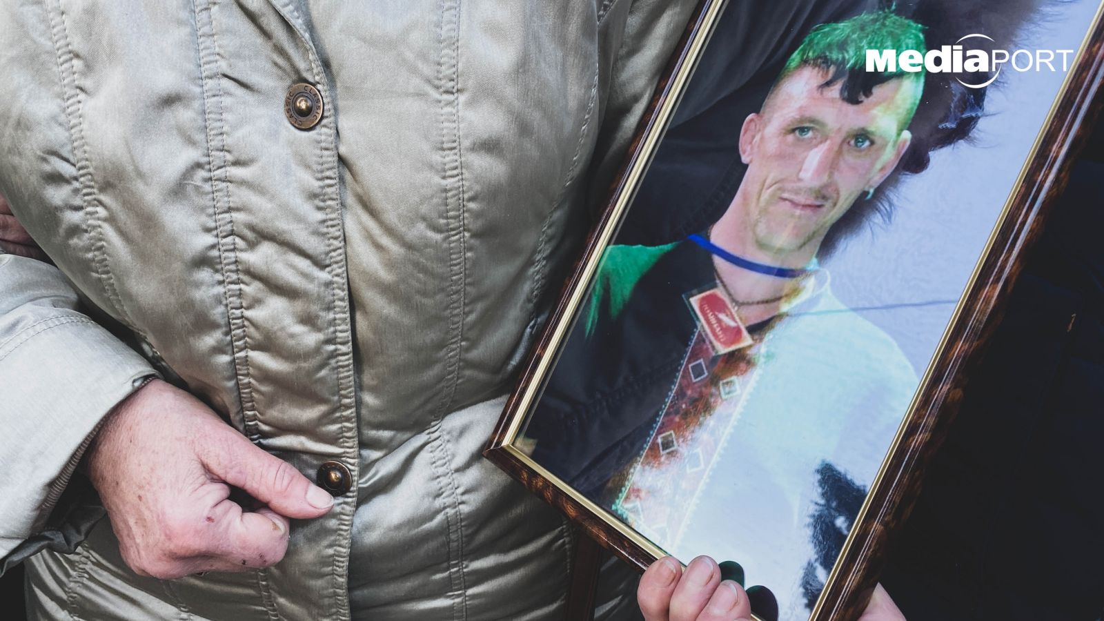 Російські окупанти викрали Вакуленка з дому у селі Капитолівка під Ізюмом у березні. Перед цим вони обшукали дім та допитували письменника