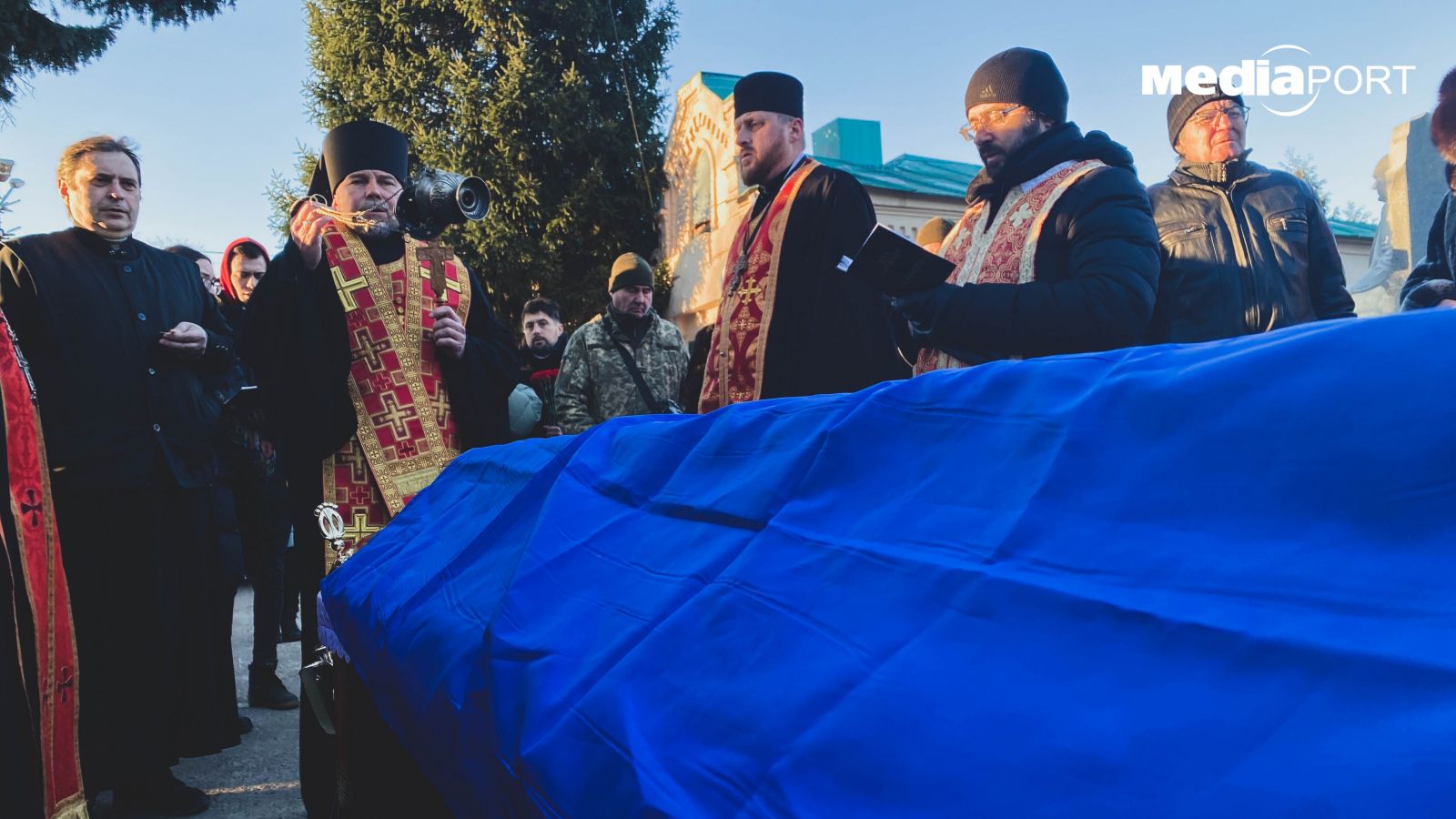 Закатоване тіло письменника знайшли на місці масового поховання у лісі в Ізюмі. Поліція знайшла свідка, який розповів, що за наказом окупантів закопав Вакуленка після того, як понад місяць тіло пролежало на вулиці 