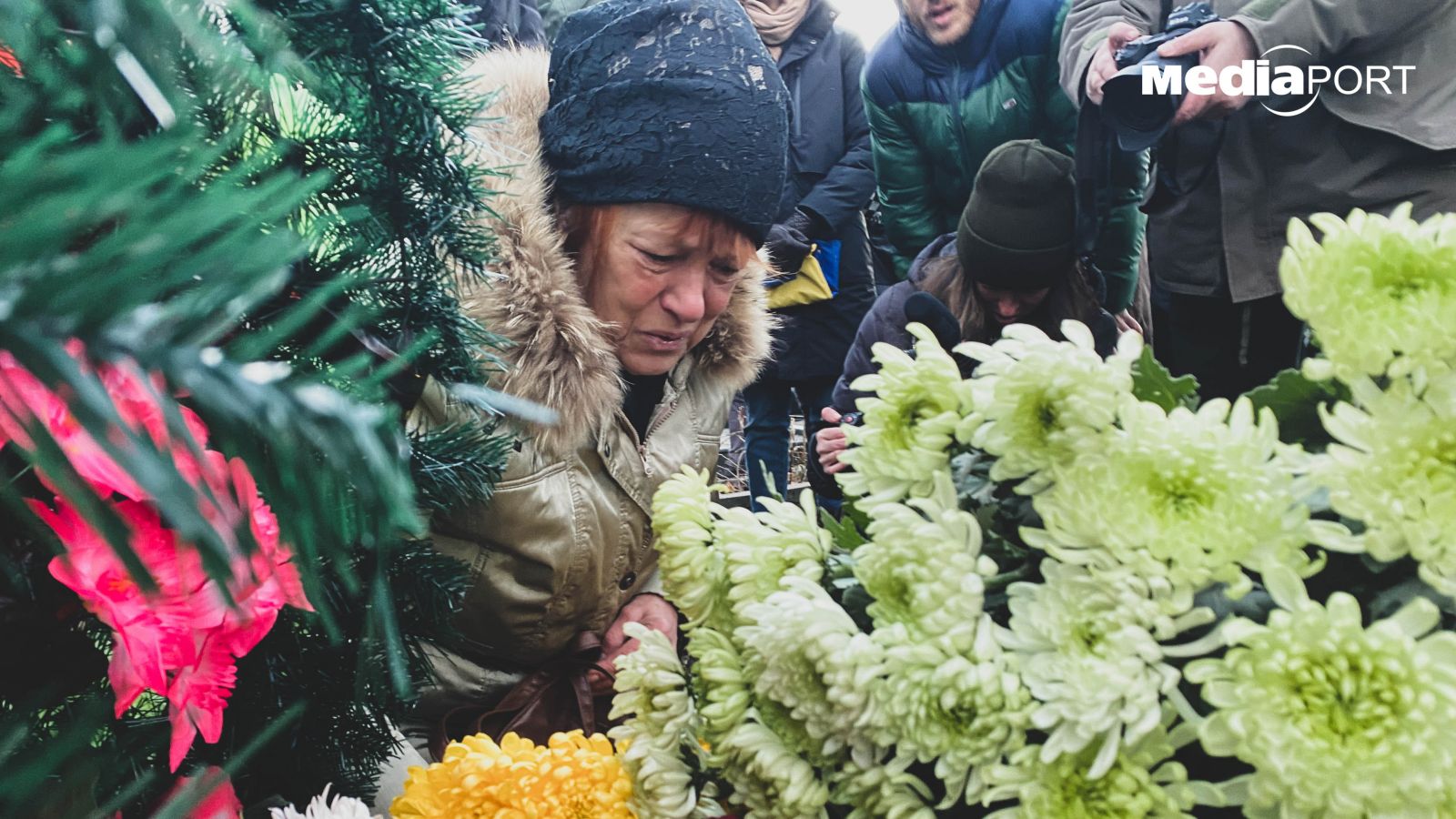 «Прекратите войну — декому передаю я. Ви зрозуміли, на якій мові я сказала. Прекратите убивать наших детей. За что вы их убиваете? А всьому світу — живіть у мирі. Печіть хліб, а не випускайте зброю», — сказала Олена Ігнатенко, мати Володимира Вакуленка