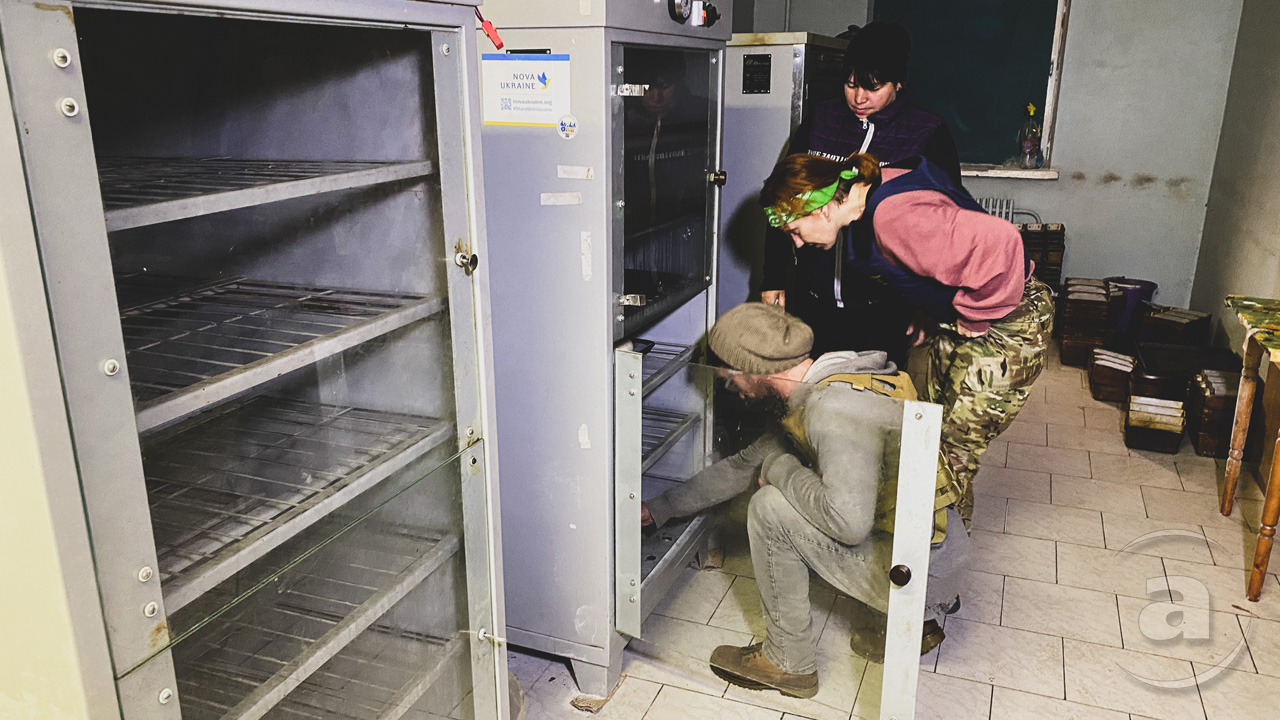 Про пекарню українські бійці розповіли харківським волонтерам. «У нас є рецептура, ми випікаємо хліб для військових, починаючи з 25 лютого, в Харкові пекарня працює весь час, випікає на день більше тисячі буханок хліба для військових», — розповідає Єгор Горошко, співзасновник благодійної організації «Пекельна кухня». Разом з волонтерами хліб пече місцева жителька Тетяна