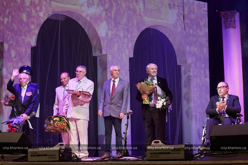 Вручення відзнак новообраним почесним харків'янам у 2016 році. Яків Шифрін — ліворуч. Фото: city.kharkov.ua