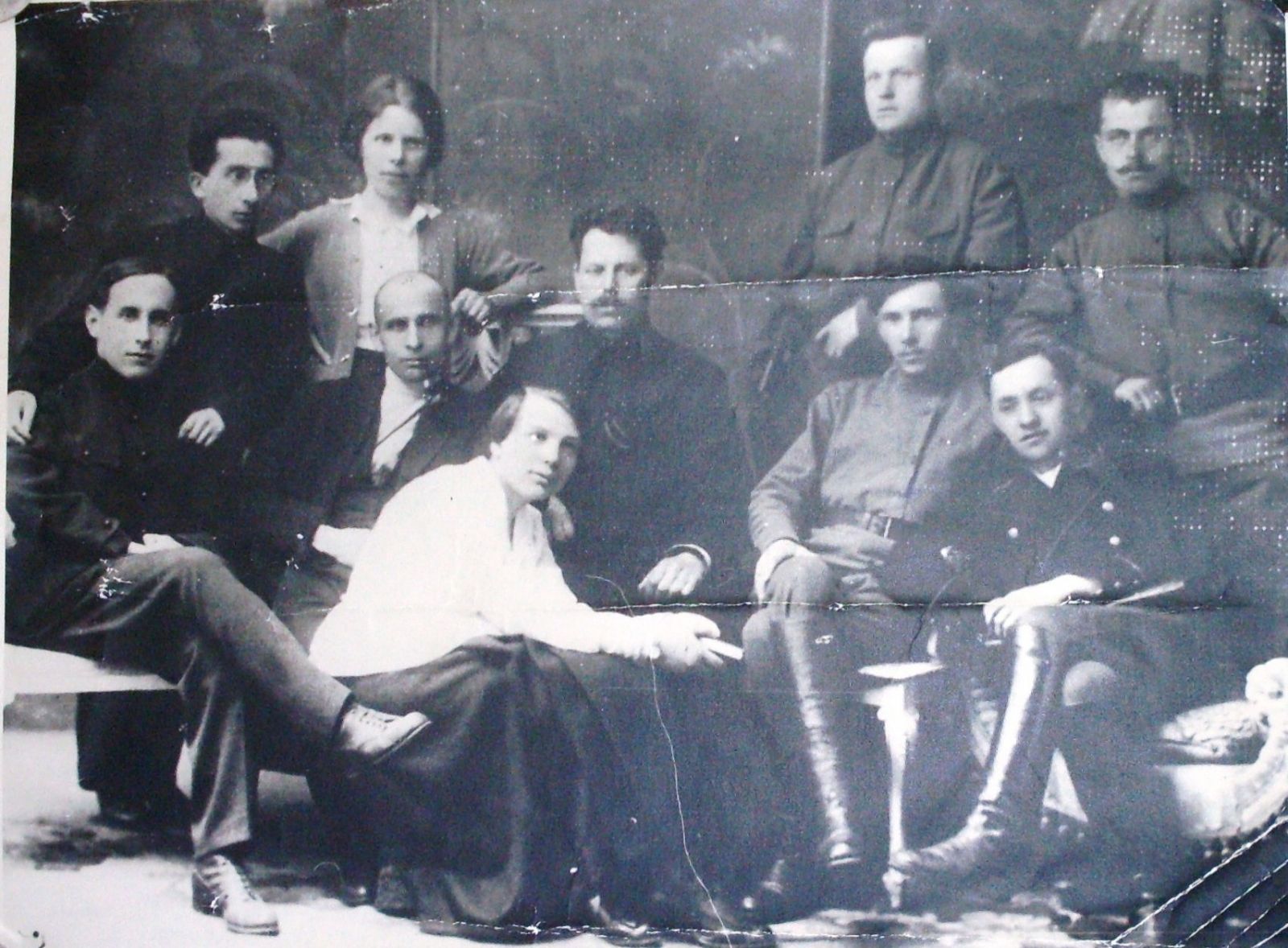 Харківська комендатура березня 1918-го. Крайні праворуч стоять брати Саєнки. У студентській тужурці сидить Ньома Фельдман. Біля нього — майбутній прокурор Москви Костя Маслов. Тут про кожного можна окрему статтю написати