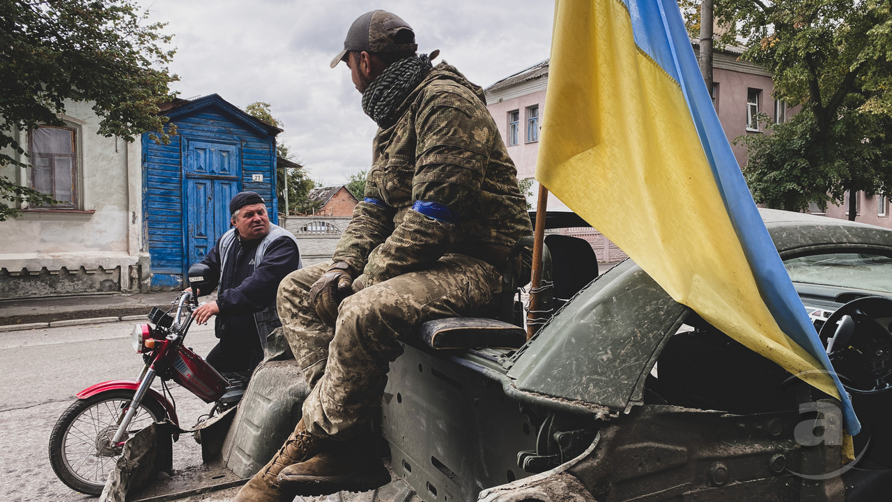 Українські військові у звільненому від окупантів Ізюмі, вересень 2022 року