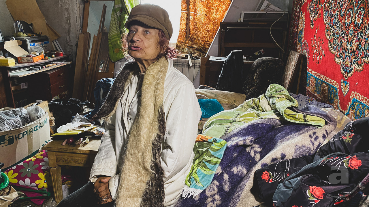 68-річна Людмила Сокол продовжує жити у зруйнованому будинку
