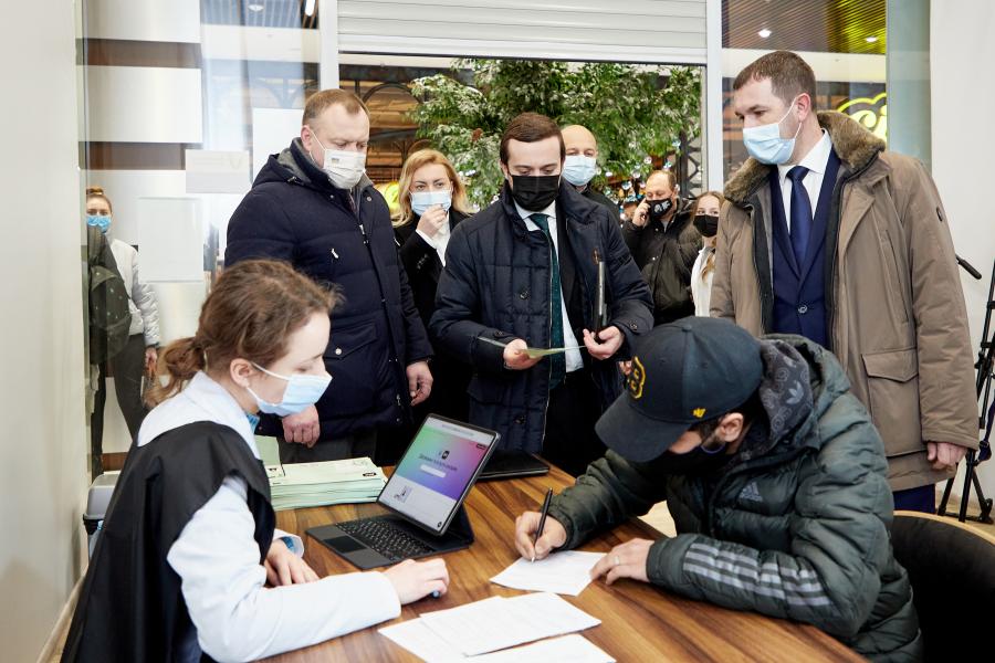 Кирило Тимошенко у центрі вакцинації в Харкові. Фото: kharkivoda.gov.ua
