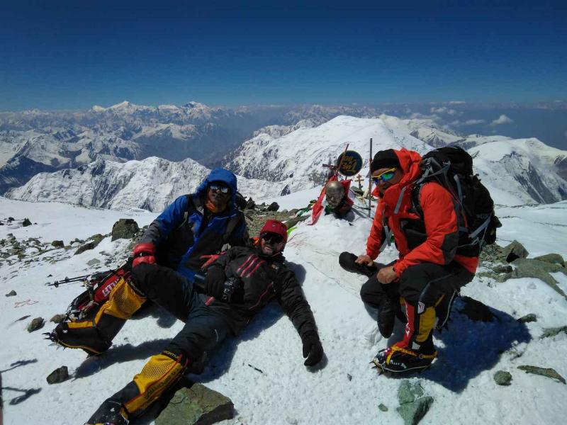 Памир альпинизм. Альпинистская группа в составе 11 человек. Группа альпинистов на горе. Восхождение альпинистов. Альпинистская группа в составе 11 человек.