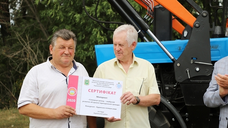 Олександр Брюханов (ліворуч) із Всеволодом Біліченко на церемонії запуску мініпроєктів — переможців обласного конкурсу «Разом в майбутнє», 2020 рік. Фото: khrada.gov.ua