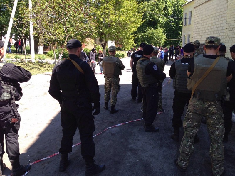 Полицейские возле больницы