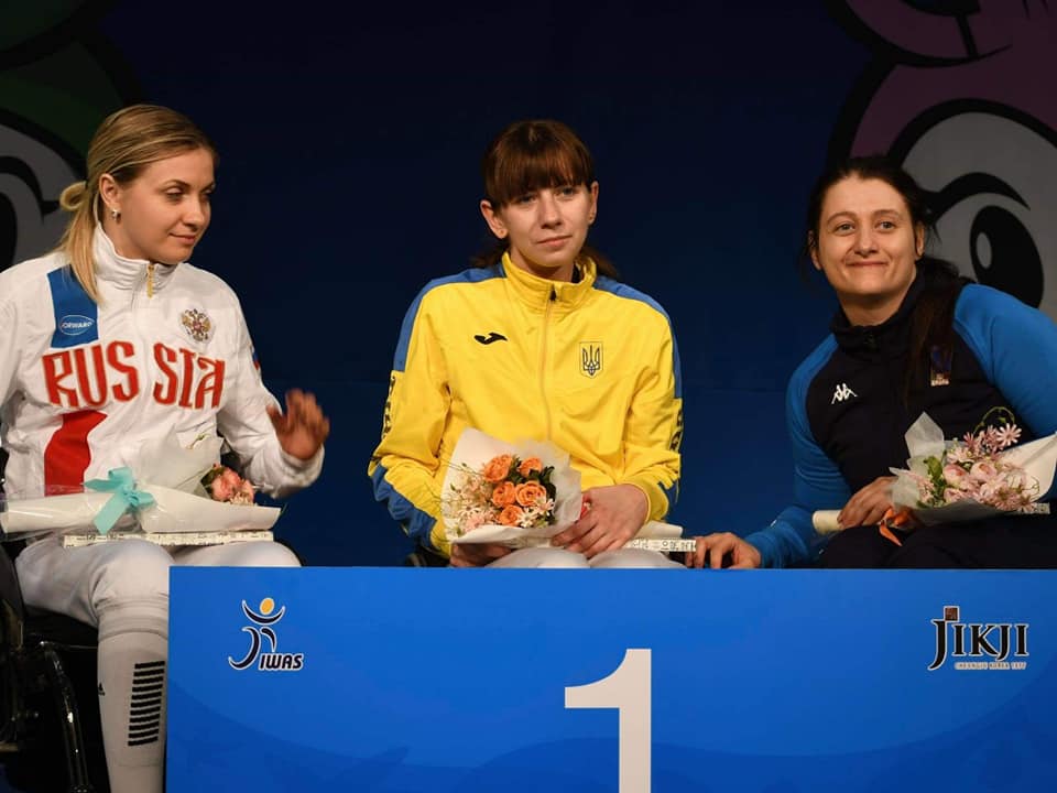 Ганна Пашкова — в центрі. Фото: Facebook/Fencing team Ukraine paralympic