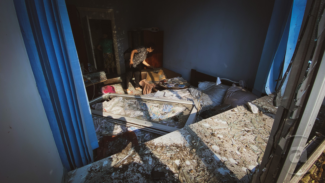 Жителька Харкова збирає речі у кімнаті після обстрілу Харкова 31 серпня 2022 року. Фото: mediaport.ua