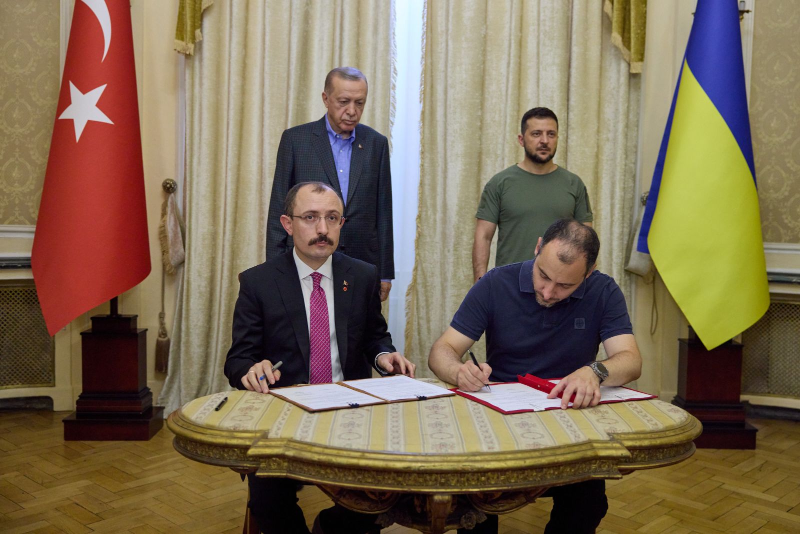 Меморандум підписали міністр торгівлі Туреччини Мехмет Муш і міністр інфраструктури України Олександр Кубраков. Фото: president.gov.ua