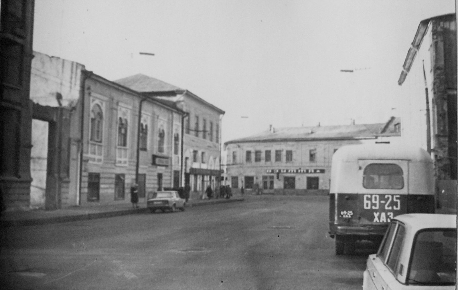 Старе фото Кооперативної. З лівого боку вулицю відкриває колишній «Марсель»