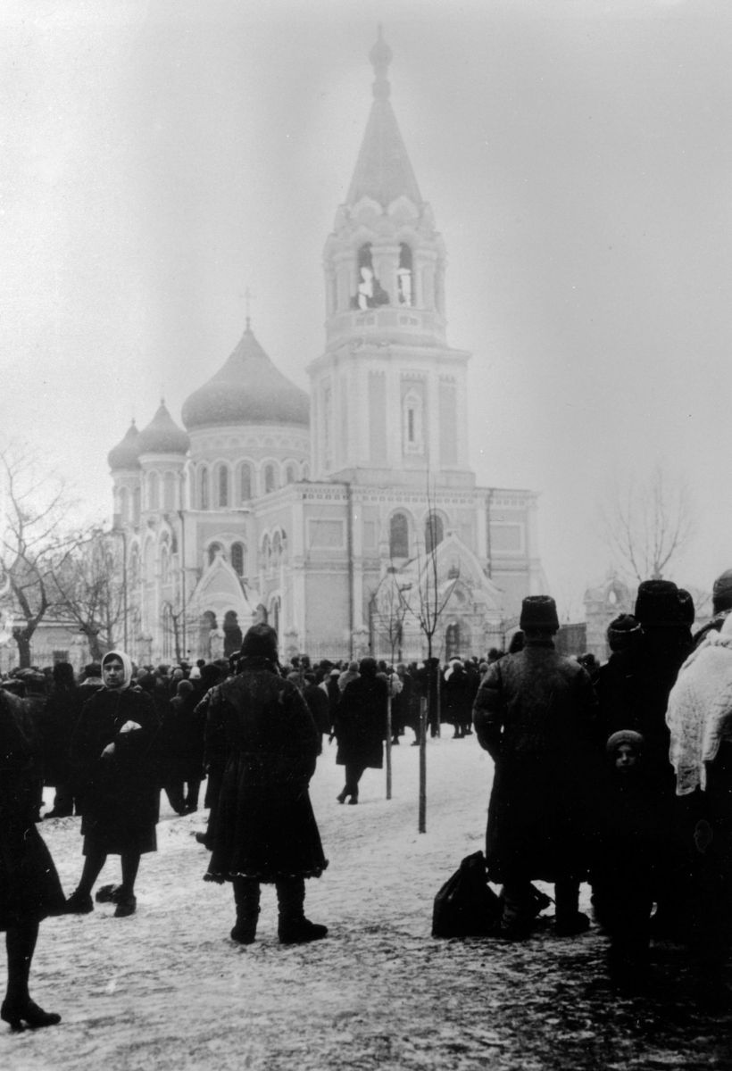 Початок 1930-го. Народ зібрався дивитися, як зі Свято-Духівської церкви зніматимуть дзвони. Фото надано Михайлом Корніловим