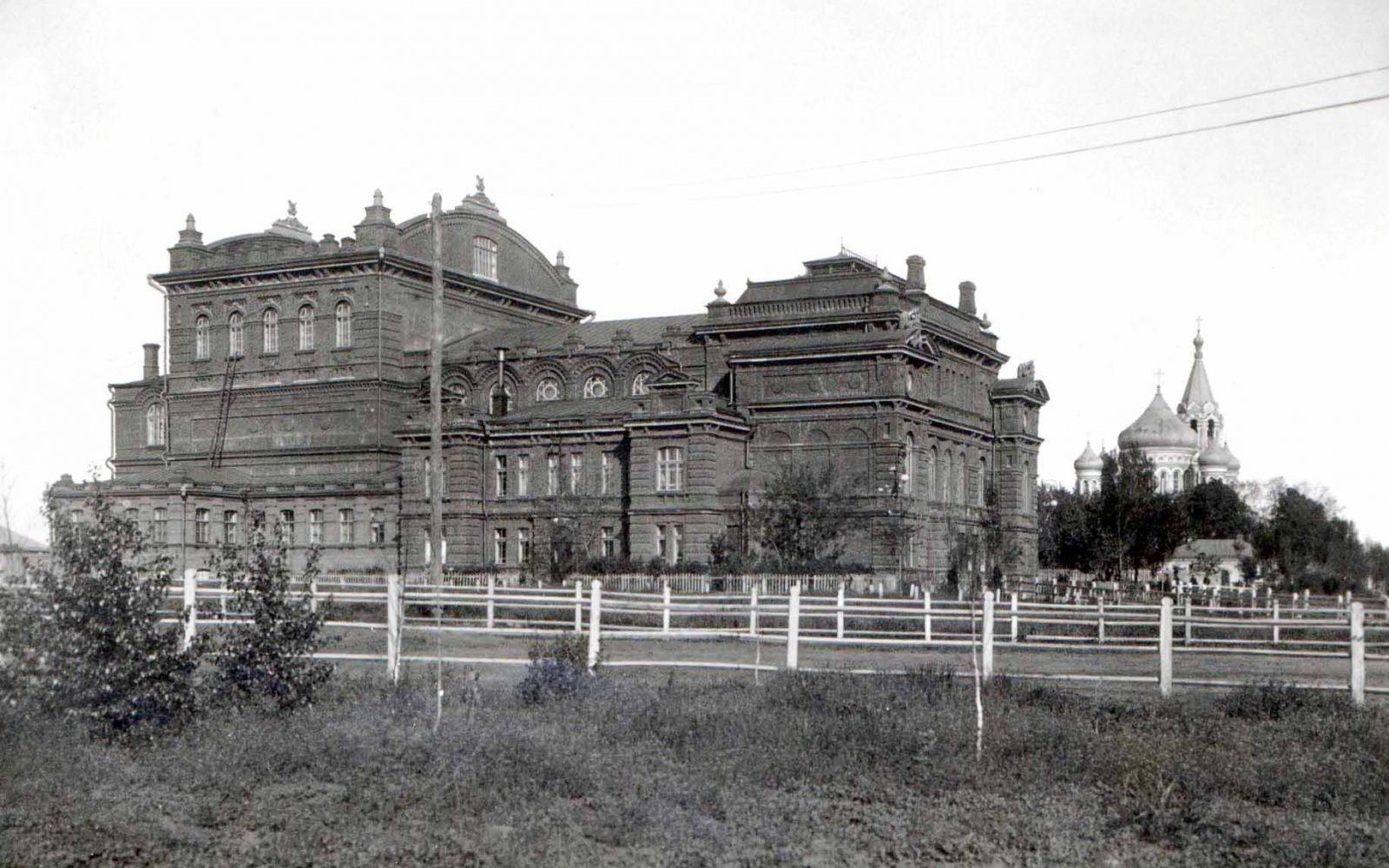 «Народний дім» і Свято-Духівська церква