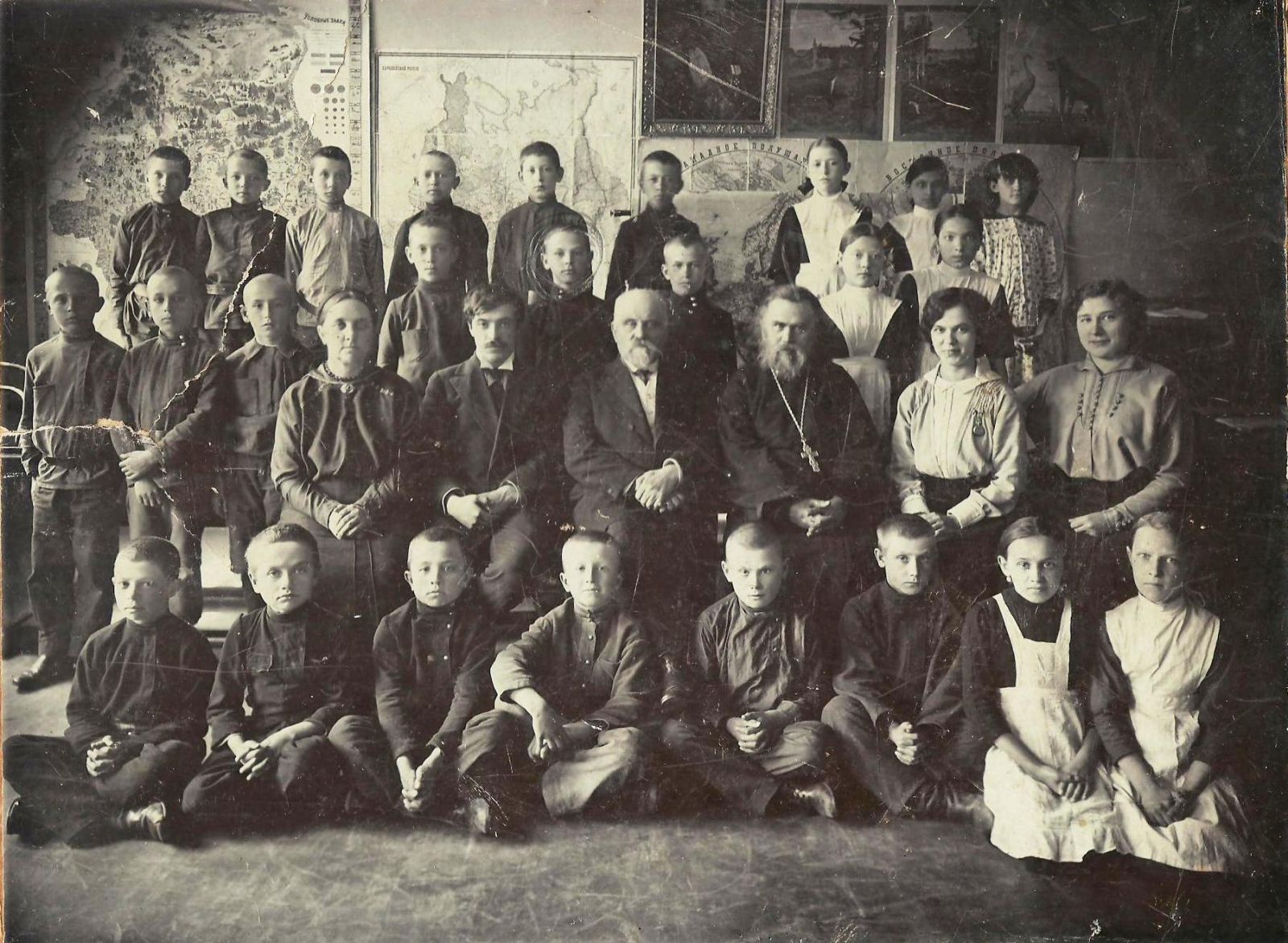 Випуск 30-го парафіяльного училища 1915 року. Павло Кисельов у другому ряду зверху. Обличчя кимось обведене. З особистого архіву Ольги Ромасько