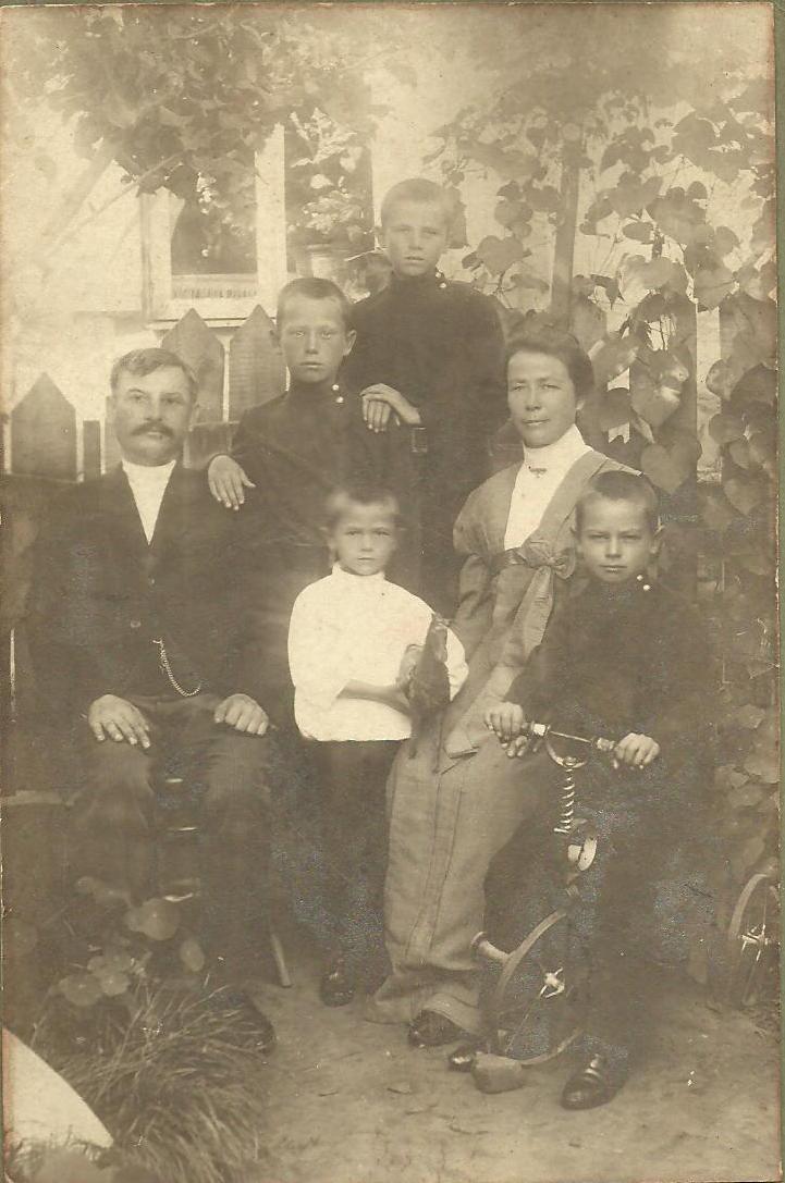 Сімейство Кисельових. На велосипеді — майбутній чекіст. З особистого архіву Ольги Ромасько