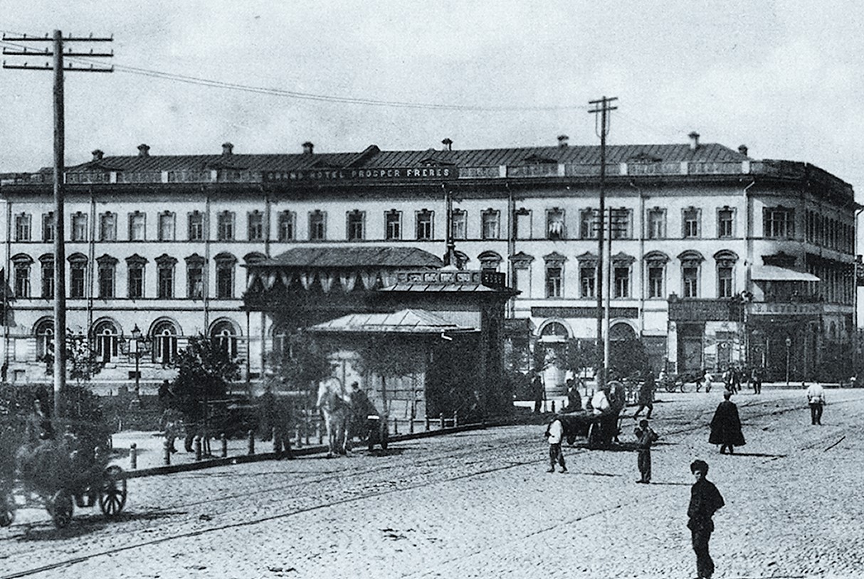 3 січня 1919 року над «Гранд-отелем» затріпотів чорний прапор. Колишній штаб анархіста Чередняка. Зруйнований під час ІІ Світової війни