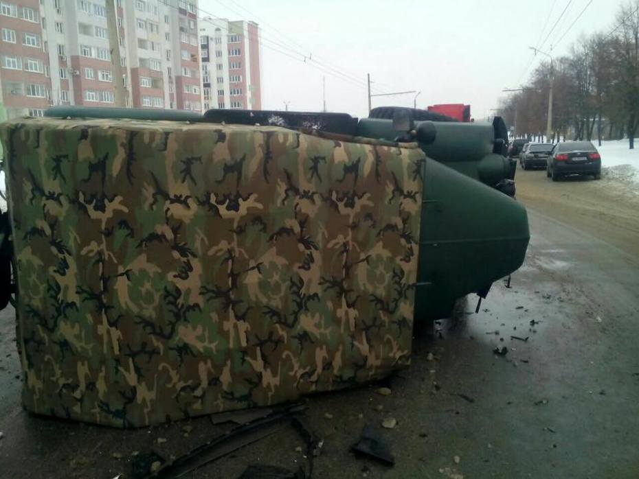 Автомобиль — с камуляжной расцветкой, но не военный, уточнили в полиции.  Фото: Пресс-служба УПП Харькова/Facebook