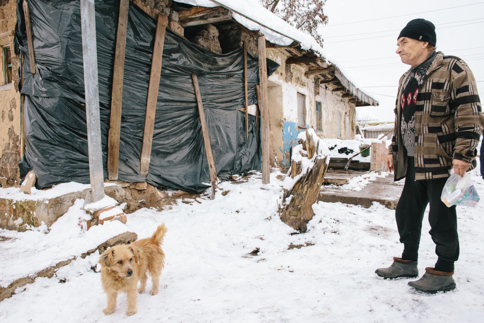 Владимир с женой и сыном проживают на улице Кирова, 105. После того, как в конце января их дом пострадал от разорвавшейся мины, семья ютится в двух комнатах. Разрушенную часть пока прикрыли брезентом и клеёнкой