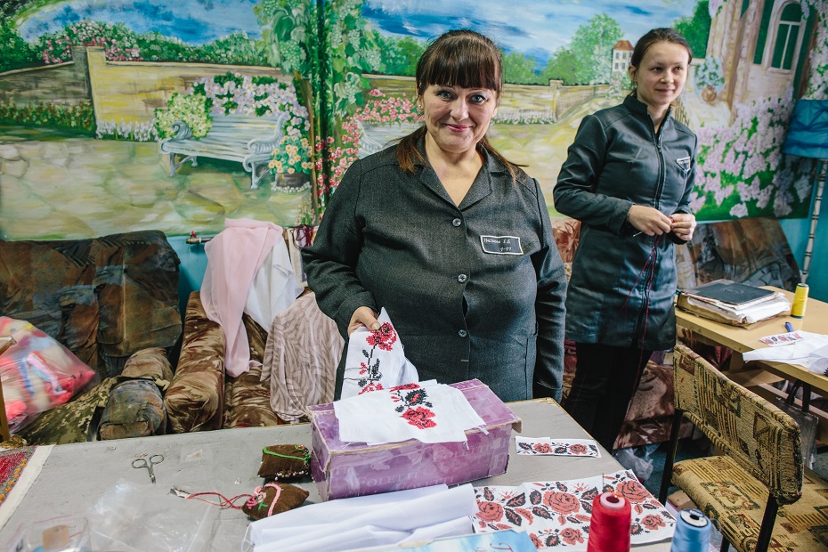 Елена из Антрацита рассказывает, что из-за боевых действий её дочь с ребёнком переехали в Харьков. На неподконтрольной Украине территории осталась ещё одна дочь, помогает 92-летней матери Елены. 