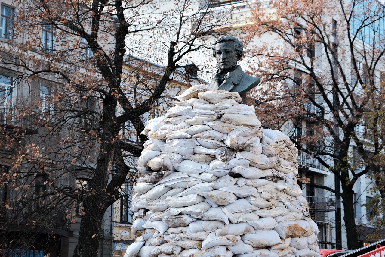 Пам'ятник Пушкіну вранці 9 листопада. Фото: Микита Ольховський/Суспільне Харків