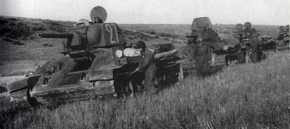 Смешанная группа танков Т-34-76 выпуска 1941–1942 годов. Фото — 1943 год