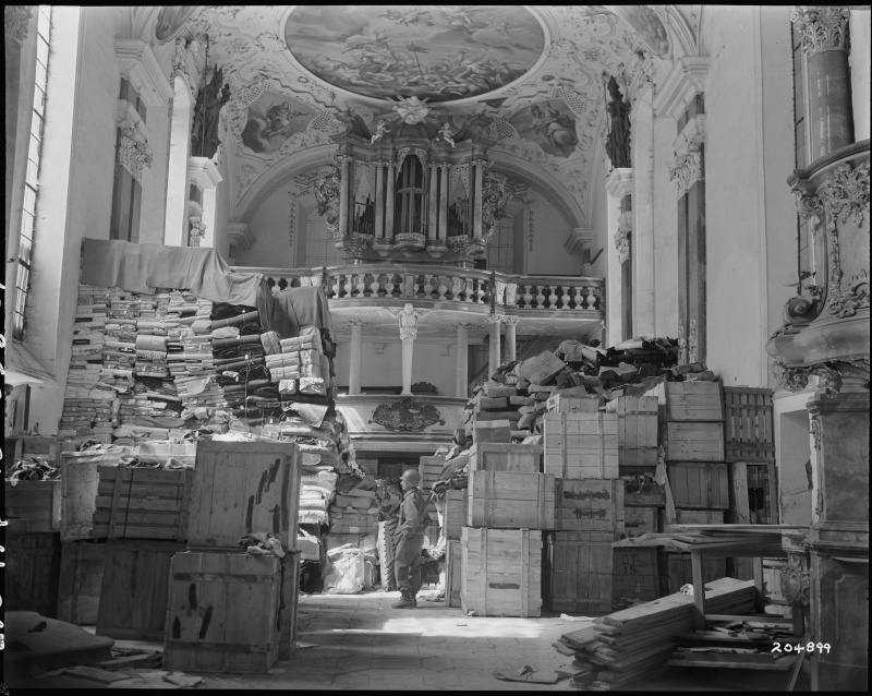 Произведения искусства, спрятанные нацистами в церкви в городе Эллинген. Обнаружены американскими военными в 1945 году. Фото AFP/U.S. National Archives